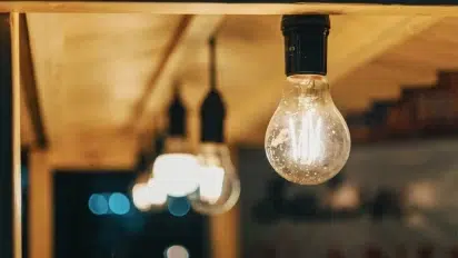 Різниця між сонячною станцією та ДБЖ